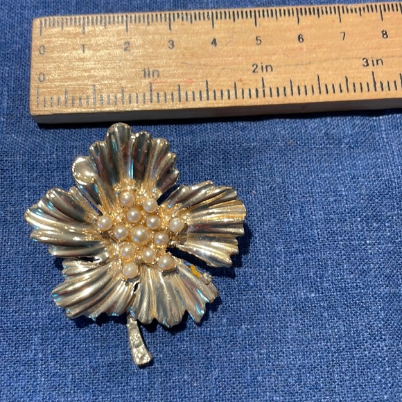 ⭐️4 for $16⭐️Real Vintage Flower pin with faux pearl cluster - Picture 4 of 4